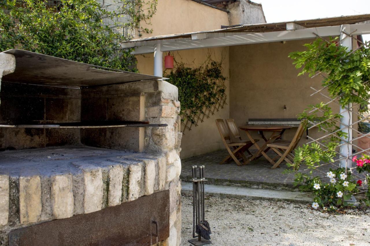 La Casa Del Nonno Aparthotel Monzambano Exterior photo